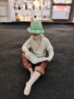 Kőbányai porcelán olvasófiú