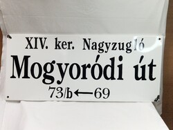 Régi nagyméretű zománcos tábla MOGYORÓDI ÚT felirattal megkímélt állapotban 70 x 30cm.