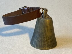 HOSSZÚKÁS FORMÁJÚ VASTAG RÉZ CSENGŐ, BŐR SZÍJJAL 6.2 CM MAGAS