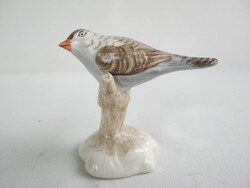 Aquincumi porcelán madár faágon ülő kismadár