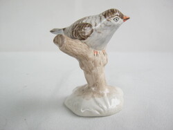 Aquincumi porcelán madár faágon ülő kismadár
