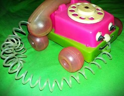 Régi magyar kisipari trafikáru csörgős húzgálható plasztik játék telefon a képek szerint