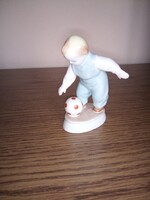 Zsolnay porcelán fiú, gyerek labdával. Hibátlan. Jelzett