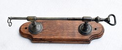 Bronz kéz forma antik Spitzer Salamon féle WC tartály lehúzó kar 33,5 x 7 cm + tölgyfa talpazat