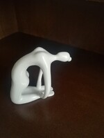Fehér porcelán akt