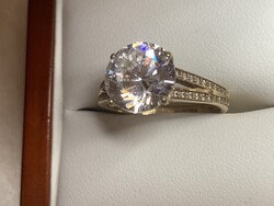 Gold ring with zirconia stones