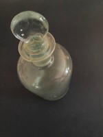Dugós üvegcse,gyógyszeres üveg. Körhű,szép állapotban. Benzines volt. 17 cm magas 23 cm átmérőjű.