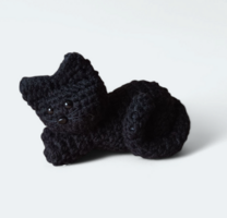Horgolt fekvő cica fekete 14 cm-es