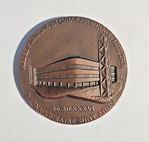 1981 latin feliratos bronz plakett