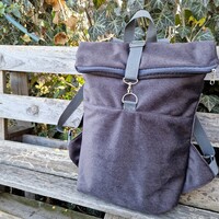 RE'A dizájn Dark Gray Plush rolltop hátizsák – M méret