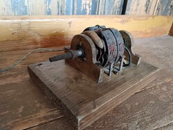 Iskolai szemléltető eszköz, motor (nyitott szerkezete) 1920-as, 30-as évek, egyszerű kivitelezés
