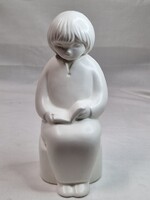 Nagyobb méretű hófehér olvasó gyermek mázas kerámia figura szép állapotban 17 cm. magas