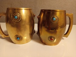 2 db lenyűgöző indiai sárgaréz korsó,türkiz és korall kövekkel vannak díszítve. Méret: 11 cm magas