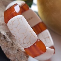 Borostyán és Howlit karkötő 1,6 cm-es