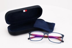 Tommy Hilfiger eredeti, dioptriás szemüveg, tokkal, törlőkedndővel, unisex, szép, újszerű.