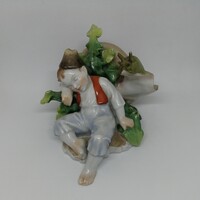 Herendi porcelán csigán pihenő fiú!