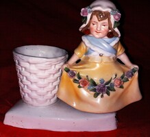 Antik gyönyörű porcelán gyermekjáték végig porcelán mozgó baba kosaras talapzattal a képek szerint