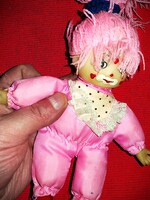 Régi selyemruhás rózsaszín szerethető játék bohóc baba szép állapotban 18 cm a képek szerint