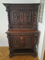 Neoreneszánsz bár szekrény dúsan faragott