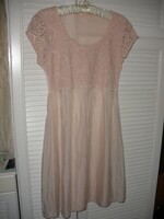 Selyem ruha csipkés felsővel, púder