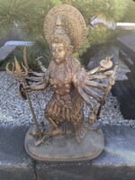 Hatalmas, Káli istennőt ábrázoló Hindu szobor.