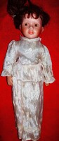 Vintage szépséges vörösesbarna hajú fehér ruhás porcelán baba  42 cm a képek szerint