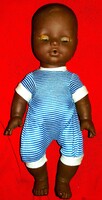 RETRO alvós ÜLTETHETŐ műanyag német SONNEBERG SONNY néger játék baba 30 cm a képek szerint