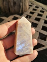 Holdkő obeliszk, ásvány kristály