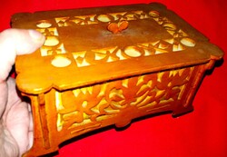 Régi lábas FEDELES ÁTTÖRT MINTÁS Népművész bélelt faragott fa doboz 20 x 10 X 12 cm a képek szerint