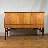 Meredew teak sideboard századközepi tálalószekrény