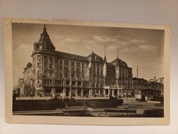 Régi képeslap Debrecen, Arany Bika Szálló előtti villamos