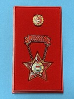 Kiváló dolgozó szocialista kitüntetés dobozban szocialista brigád kitűző jelvény