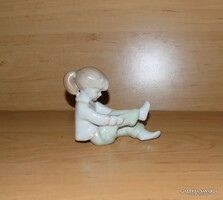 Aquincum porcelán öltözködő kislány figura szobor - 10 cm (po-1-3)