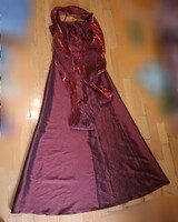 Gyönyörű exkluzív hibátlan, nem hordott mélybordó, metálosan csillogó, női estélyi ruha, hímzett