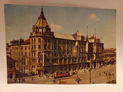 Régi képeslap Debrecen, Arany Bika Szálló előtti villamos