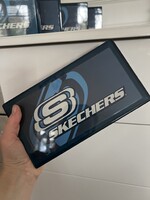 Skechers dekoráció vastag plexi tábla kirakati elem kék fekete felirat