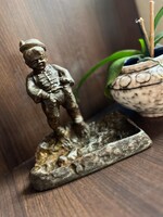 Öntött bronz huszárfiú - tál, tároló, lámpa talpazat