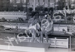 Fekete-fehér negatív kocka Budapest, Hajózás a Dunán, háttérben régi buszok 50/60as évek B13/5/13