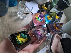 Orgonit piramis 5x5 cm választható darabok: ametiszt - réz - rózsakvarc malahit