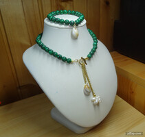 ÉKSZER SZETT, FOLYAMI IGAZGYÖNGYBŐL,KIS KAGYLÓ DÍSZBŐL ÉS MESTERSÉGES MALACHIT ÁSVÁNYBÓL KÉSZÜLT.