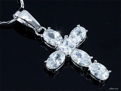 CSODÁLATOS NAGYOB SWAROVSKI KÖVES KERESZT MEDÁLOS NYAKLÁNC ,18 KT. FEHÉR ARANNYAL GALVANIZÁLT.