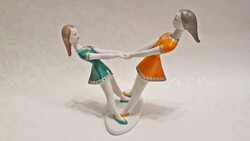 Hollóháza, Seregély Márta  porcelán. Pörgő-forgó lányok. Restaurált.