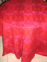 Gyönyörű vintage stílusú piros-magenta szőttes anyagú függöny