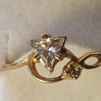 A Szovjet korszak aranygyűrűje.Cirkon kő. Gyűrűminta 585 (14K). 53-as (17-es) méret.