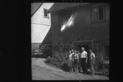 Régi fotónegatív, német család, bal oldalon DKW Junior 1959