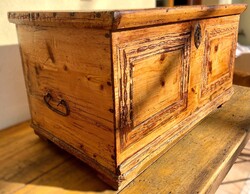 Régi hozomány láda, hozományláda vintage nagyméretű faragott láda szuszék kelengyés antik népi bútor