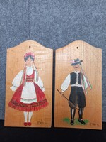 Retró fa vágódeszkapár, népviseletes lány-fiú figurákkal, kézi festésű