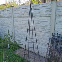 Kovácsoltvas virág- rózsafuttató állvány.