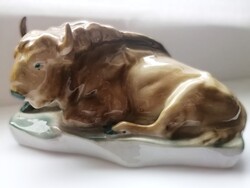 Zsolnay festett fekvő bika - figurális porcelán szobor