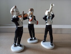 Három kézzel festett hollóházi porcelán figura, zenész fiúk: hegedűs, harmonikás és fúvós együtt